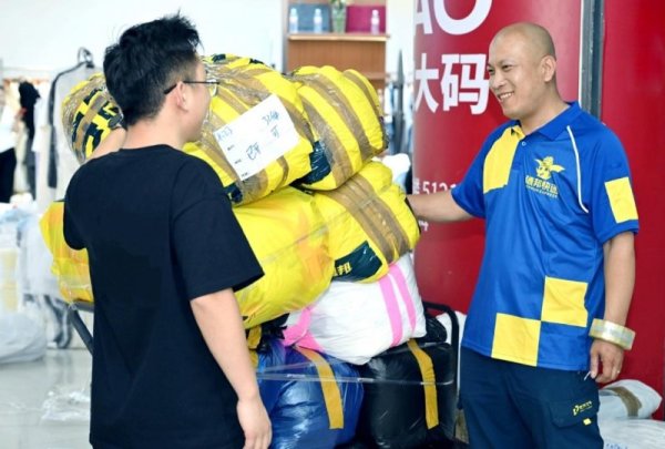 悦来网 德邦快递员“破冰”服装市场，180天坚守高效服务获青睐