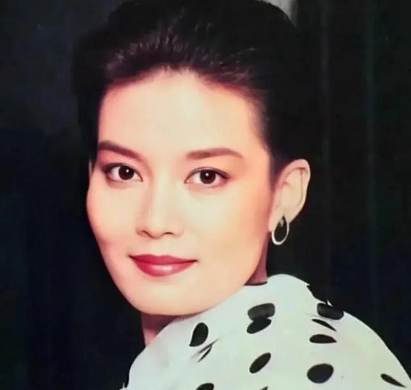 科银宏泰 10岁送父骨灰，影坛封神30年，她却选佛系人生