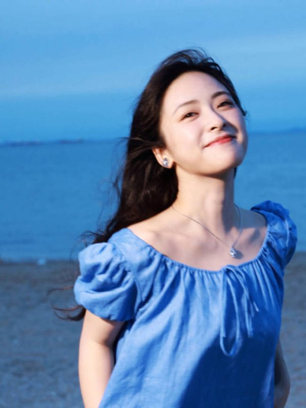 股莘配资 沈月穿蓝色连衣裙海边拍照 笑容甜美氛围感拉满